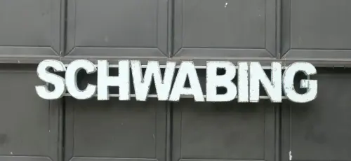 Artikelbild des Artikels “Großbuchstaben - SCHWABING auf Metallrahmen Höhe ca. 50cm. “